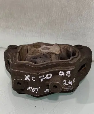 Volvo XC70 Engine mount bracket