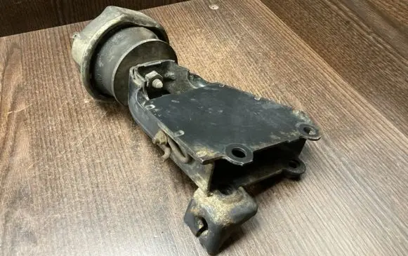 Volkswagen Transporter - Caravelle T4 Engine mounting bracket 701199201