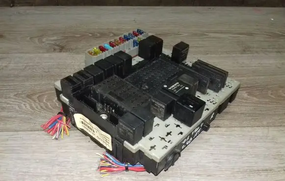 Volvo V70 Fuse module 8645411 8645410