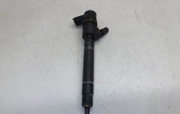Volvo XC70 Fuel injector 30777526