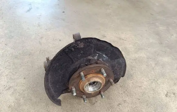 Mitsubishi L200 Front wheel hub spindle knuckle