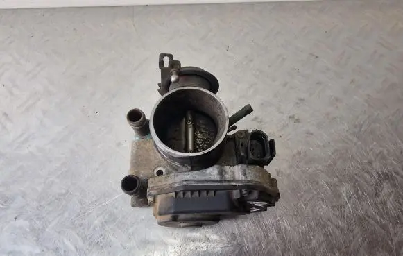 Audi A4 S4 B5 8D Throttle valve 058133063H