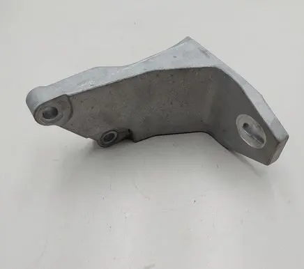 Nissan Leaf II (ZE1) Engine mounting bracket