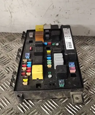 Opel Zafira B Fuse module 13206747