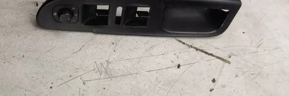 Volkswagen PASSAT B6 Front door window switch trim 3c1867171