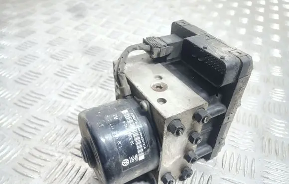 Volkswagen Golf IV ABS Pump 1J0907379G 1J0614117C