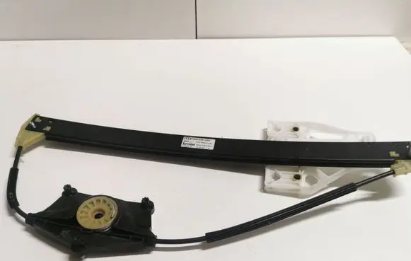 Rear door manual window regulator
