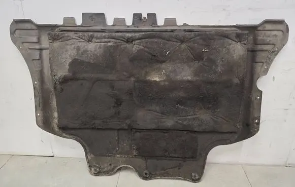 Seat Leon (5F) Engine splash shield/under tray 5Q0825236