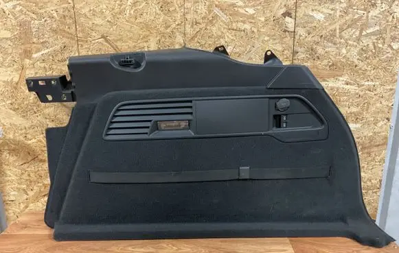 Volkswagen Touareg II Trunk/boot side trim panel 7P6863820 1812010
