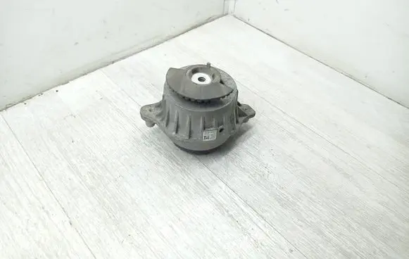 Mercedes-Benz C W205 Engine mount bracket A2052406617 ZGS002
