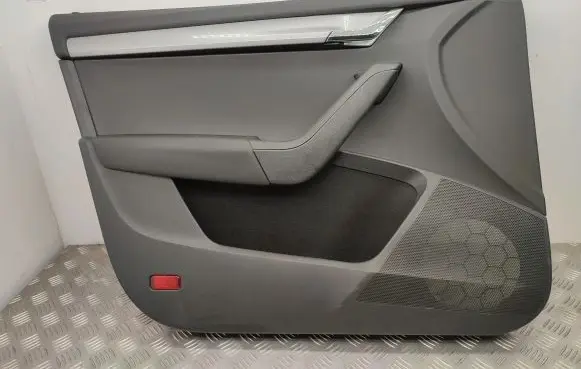 Skoda Octavia Mk3 (5E) Front door card panel trim