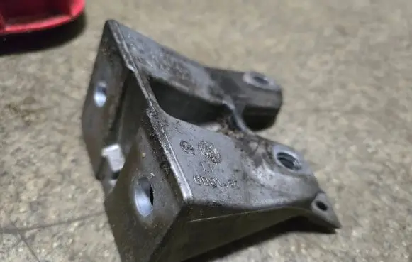 BMW 5 E60 E61 Engine mounting bracket 6771057 AC43400 13992010