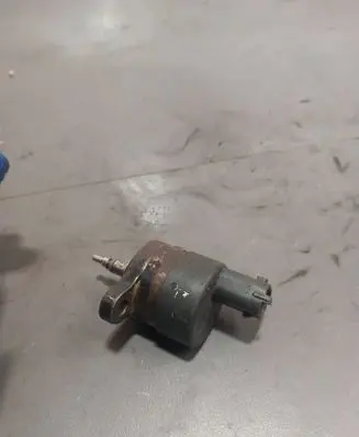 BMW 5 E39 Fuel pressure sensor 0281002480