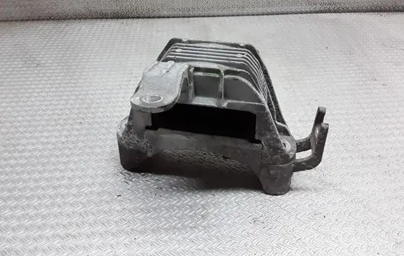 Chevrolet Cruze Engine mount bracket 13294212