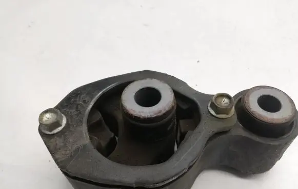 Mazda CX-5 Engine mount bracket