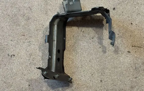 Fender mounting bracket