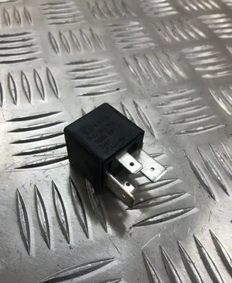 Volkswagen PASSAT B6 Other relay 1K0951253A