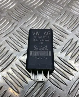 Volkswagen PASSAT B8 Glow plug pre-heat relay 04L907282B