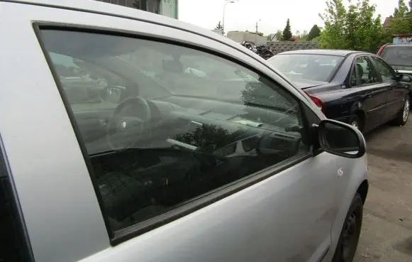 Volkswagen Fox Front door window glass four-door 