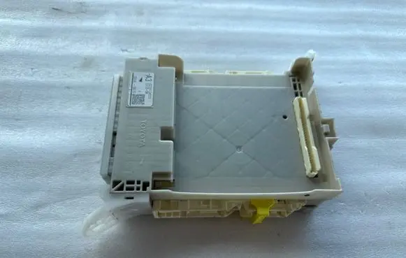 Toyota GT 86 Fuse module 82201CA020 2D240670