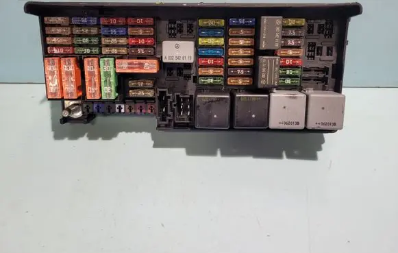 Mercedes-Benz R W251 Fuse module A1645402372