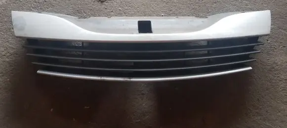 Renault Laguna II Front bumper upper radiator grill 8200012581