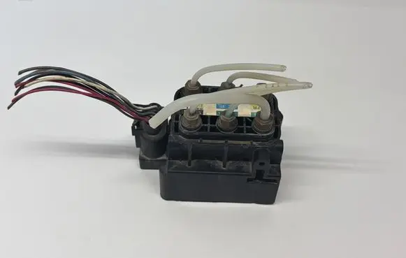 Mercedes-Benz ML W164 Air suspension valve block A2123200358 A2513200058