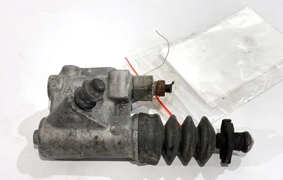 Honda CR-V Clutch slave cylinder 