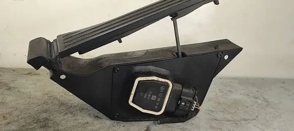 Mercedes-Benz E W212 Accelerator throttle pedal A2223001000 1939 100815