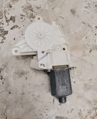 Mercedes-Benz GLE (W166 - C292) Front door window regulator motor A1669060201
