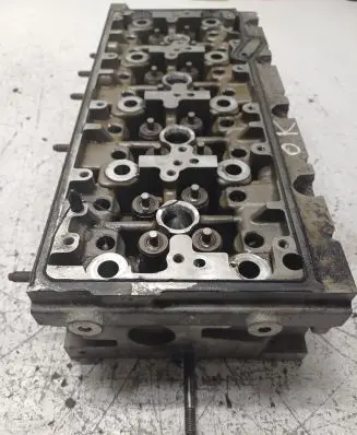 Volkswagen PASSAT B7 Engine head 04L103373E
