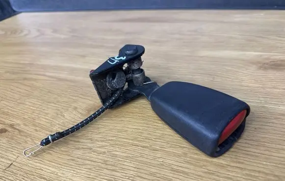 Rear seatbelt buckle