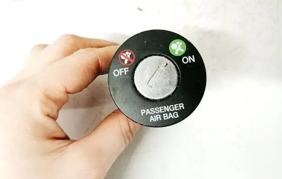KIA Magentis Passenger airbag on/off switch 