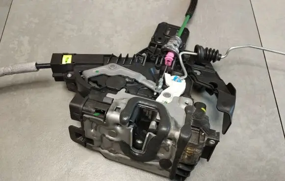 Mercedes-Benz E W213 Front door lock A2220063999