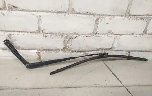 Volkswagen PASSAT B6 Front wiper blade arm 3C1955409C
