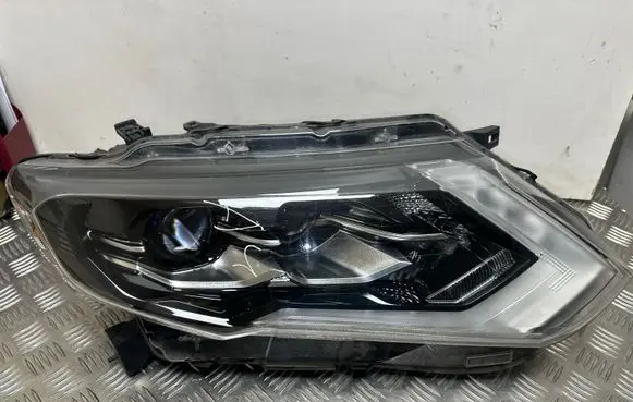 Nissan X-Trail T32 Headlight/headlamp 