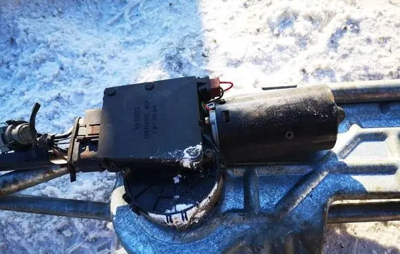Seat Alhambra (Mk1) Wiper motor 0390241441