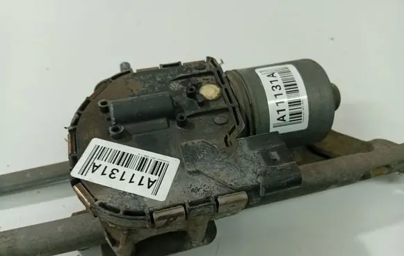 Volkswagen Golf V Wiper motor 0390241955
