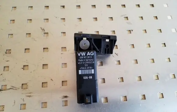 Volkswagen Golf V Glow plug pre-heat relay 038907281