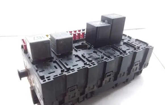 Volkswagen Golf III Fuse module 357937039