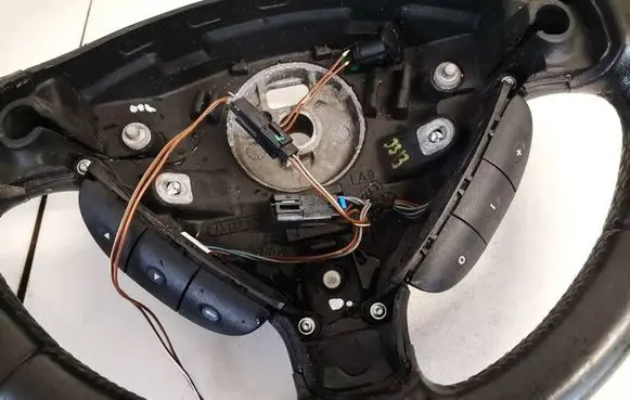 Steering wheel buttons/switches