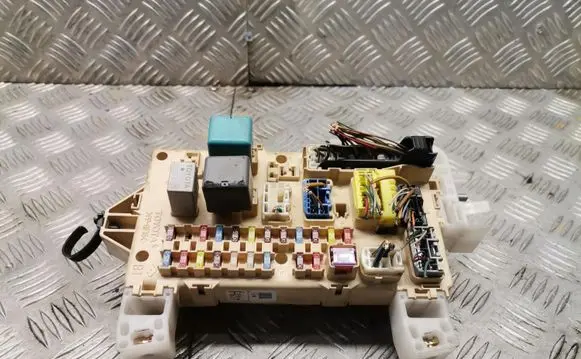 Toyota Corolla Verso AR10 Fuse module 905765