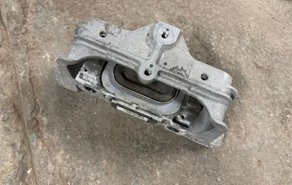 Mercedes-Benz GLA W156 Engine mount bracket A2462402617