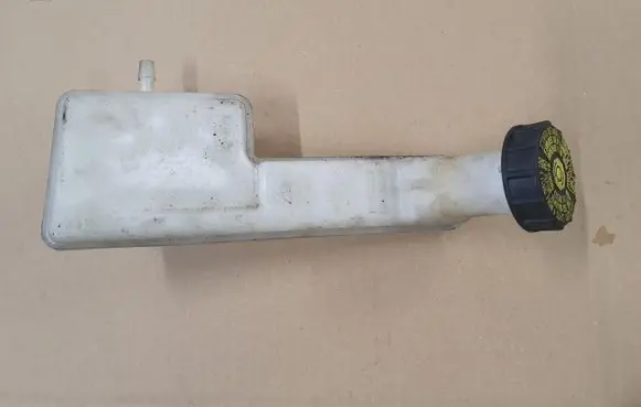 Nissan Micra K14 Brake fluid reservoir 