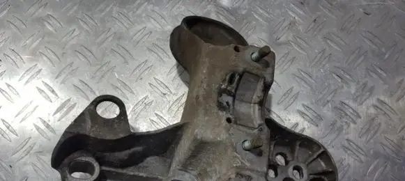 Volkswagen PASSAT B5.5 Engine mounting bracket 8D0199379AE