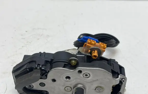 Opel Insignia A Front door lock 3023880