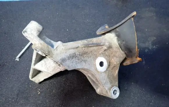Suzuki Swift II Gearbox mounting bracket 11751-69LA0