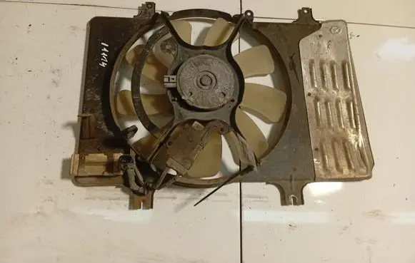 Mazda 2 Radiator cooling fan shroud 
