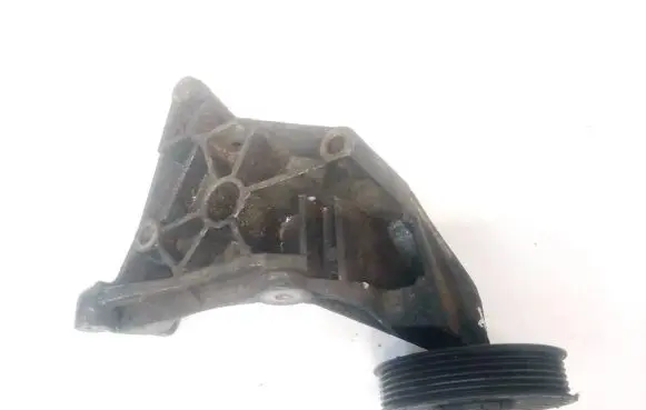 Engine mounting bracket