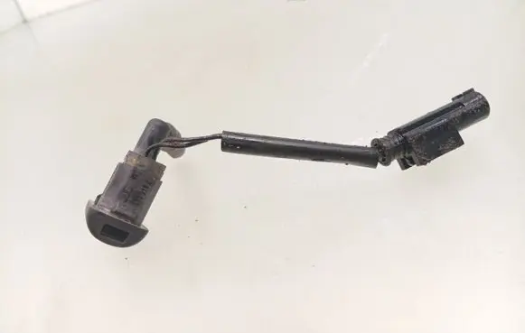 BMW 5 E60 E61 Windshield washer spray nozzle 7046060